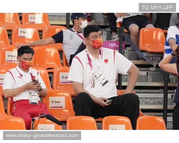 学生们用画笔描绘姚明的高大身影与篮球梦想的精彩瞬间